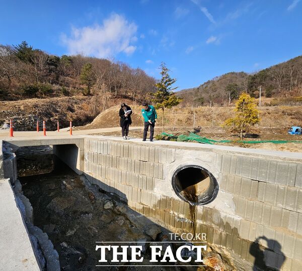 대전 서구는 겨울철 폭설 피해 등 농업 재해·재난 피해에 대비하고자 30일 관내 주요 농업 생산 기반 시설 현장 점검을 실시했다. 사진은 서구 관내 수해 피해 복구 완료 사업지 현장 방문 모습./대전 서구