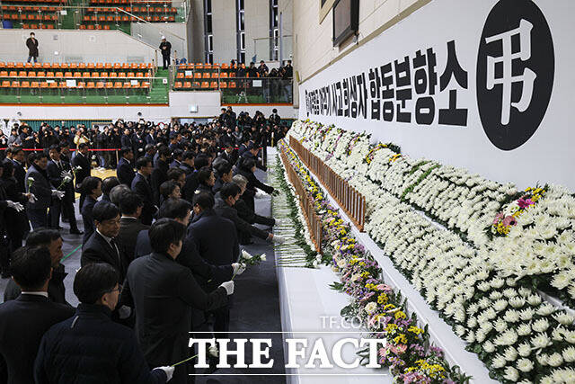 제주항공 여객기 사고 희생자 합동분향소에서 조문하는 정치인들.