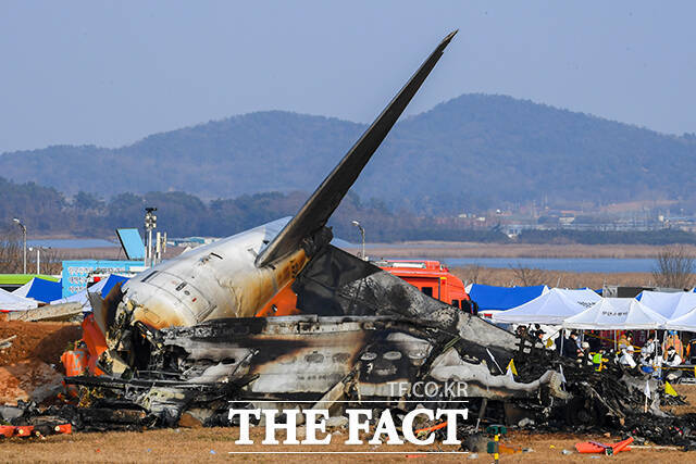 29일 오전 전남 무안국제공항에서 착륙 중이던 방콕발 제주항공 여객기가 활주로를 이탈해 울타리 외벽과 충돌사고가 발생해 다수의 사망자가 발생한 가운데, 추락한 기체가 처참한 모습을 보이고 있다. /무안=장윤석 기자