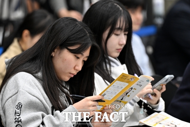 30일 고용노동부가 발표한 하반기 직종별 사업체 노동력 조사 결과에 따르면 올해 4분기부터 내년 1분기까지 종사자 1인 이상 사업체들의 채용계획 인원은 52만7000명이다. 전년 동기 대비 3만3000명(-5.9%) 줄어든 수치다. 사진은 경기도 수원컨벤션센터에서 열린 2024 경기도KB굿잡 페스티벌에서 참가자들이 채용공고 내용을 살펴보고 있는 모습. /수원=임영무 기자