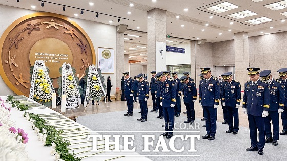 김수환 부산경찰청 청장은 31일 오전 지휘부와 함께 여객기 사고 희생자에 대한 조문을 했다. /부산경찰청