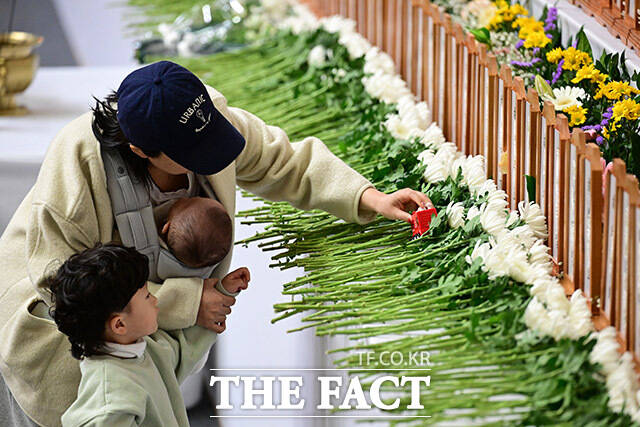 제주항공 참사를 조사 중인 국토교통부가 미국 합동조사단과 본격적인 사고 원인 규명에 나섰다. 제주항공 여객기 참사로 희생된 최연소 3세 희생자를 추모하는 가족의 모습. /남윤호 기자