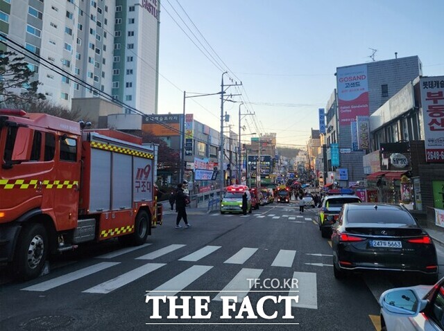 31일 서울 양천구 깨비시장에서 차량 돌진 사고가 발생해 소방당국이 출동해있다. / 시민 제보