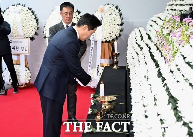 오세훈 서울시장이 31일 서울시청 본관 정문 옆에 마련된 제주항공 여객기 사고 희생자 합동분향소에 방문해 조문하고 있다./서울시