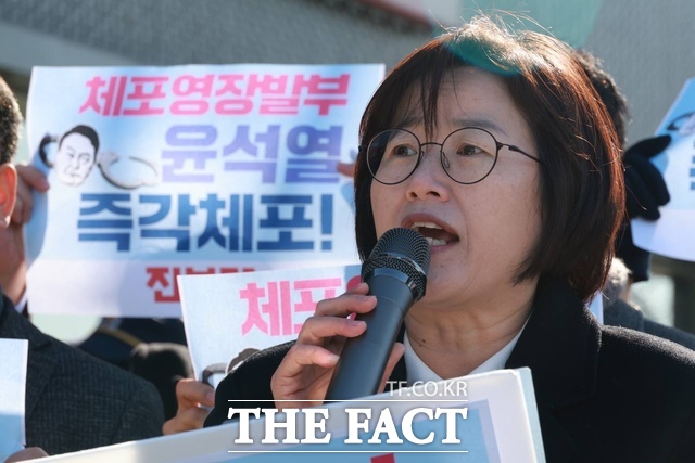 진보당 정혜경 의원이 한남동 관저를 찾아 ‘윤석열 즉각 체포 촉구 긴급 기자회견’을 갖고 있다.