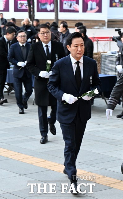 오세훈 서울시장이 31일 서울시청 본관 정문 옆에 마련된 제주항공 여객기 사고 희생자 합동분향소에 방문해 조문하고 있다./서울시