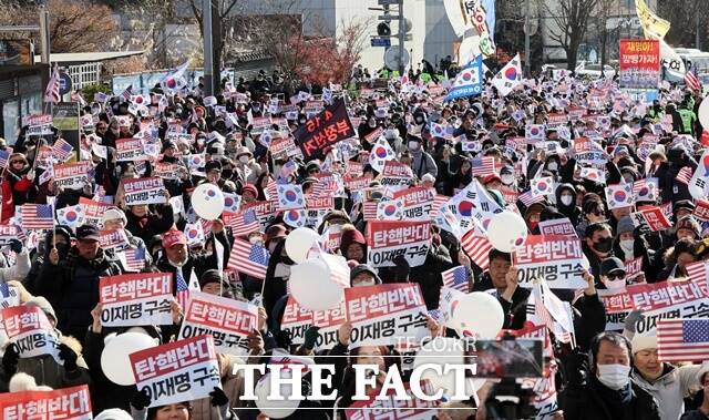 고위공직자범죄수사처가 법원으로부터 윤석열 대통령에 대한 체포영장을 발부받은 31일 서울 용산구 대통령 관저 인근에 모인 윤석열 대통령 지지자들이 영장 집행을 반대하는 구호를 외치고 있다. /뉴시스