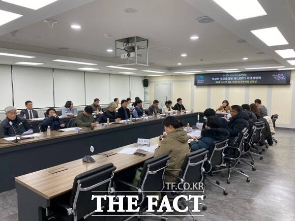 경기 의정부시가 마련한 ‘수요응답형 버스(DRT) 사업설명회’에 참석한 의정부지역 시내·마을버스 및 택시 업계 관계자들이 수요응답형 버스(DRT)의 개념 등에 대한 설명을 듣고 있다./의정부시