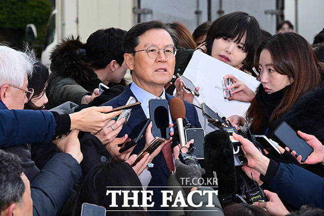 윤석열 대통령 측 법률대리인 윤갑근 변호사가 27일 오후 서울 종로구 헌법재판소 소심판정에서 열린 윤석열 대통령 탄핵심판 첫 변론준비기일 출석을 마친 후 취재진과 질의응답을 하고 있다. /남윤호 기자