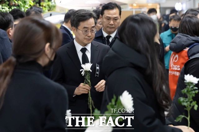 1일 김동연 경기도지사가 무안공항 합동분향소를 찾아 헌화하고 있다./경기도