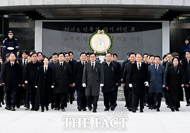 우원식 국회의장(가운데)을 비롯한 국회의장단, 상임위원장들이 새해 첫날인 1일 오전 서울 동작구 국립서울현충원에서 참배를 하고 있다. /배정한 기자