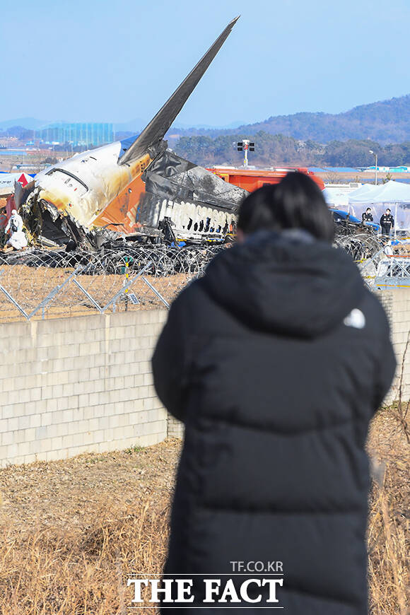 제주항공 여객기 참사 발생 이틀째인 30일 오후 전남 무안국제공항 사고 현장을 방문한 유가족들이 오열하고 있다. /무안=장윤석 기자