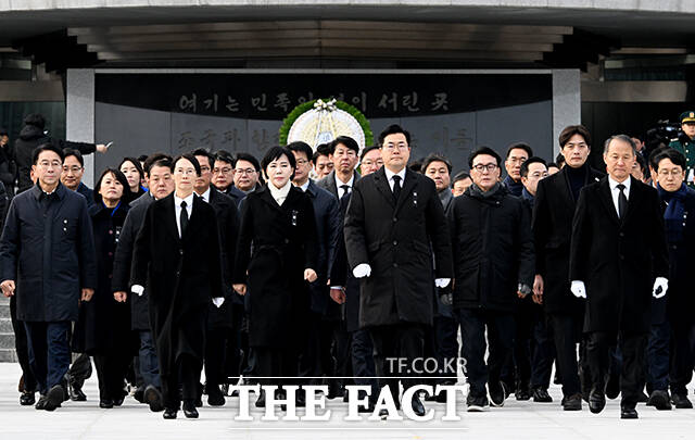 박찬대 원내대표를 비롯한 더불어민주당 의원들이 새해 첫날인 1일 오전 서울 동작구 국립서울현충원에서 참배를 마친 뒤 이동하고 있다. /배정한 기자