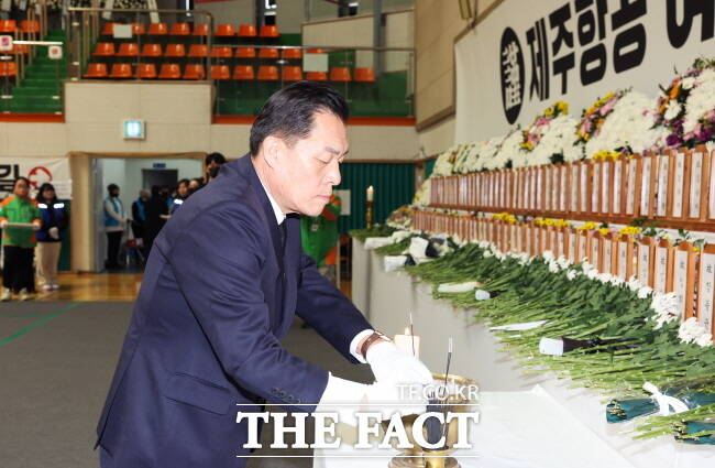 이재준 수원시장이 1일 전남 무안종합스포츠파크 실내 체육관에 마련된 제주항공 참사 합동분향소에서 조문하고 있다./수원시