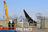  제주항공 참사 유가족, 새해 첫날 사고현장 방문…떡국과 함께 헌화