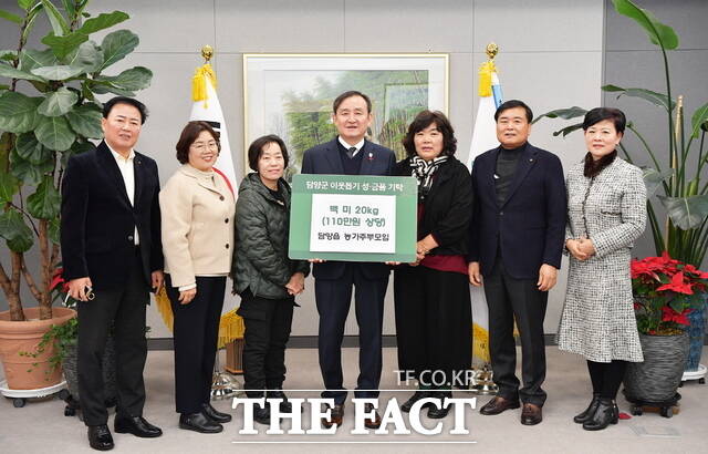 이병노 담양군수와 담양읍 농가주부모임이 지난달 31일 이웃 사랑 실천 성금 전달식을 마친 뒤 기념사진을 찍고 있다. /담양군