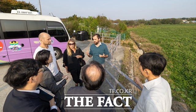 익산시는 왕궁면 현장 답사를 다녀간 영국 에덴 프로젝트팀이 사업 진행에 대한 긍정적인 평가를 보내왔다고 2일 밝혔다/익산시