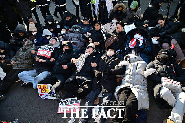 윤석열 대통령의 지지자들이 2일 오후 서울 용산구 한남동 대통령 관저 앞에서 공수처가 체포영장을 집행할 경우 몸으로 막겠다며 도로 위에 누워있다. /남윤호 기