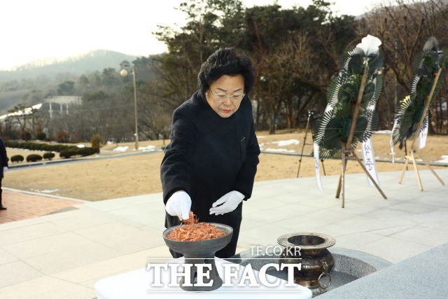 1일 김경희 이천시장이 설봉공원 현충탑을 찾아 분향하고 있다./이천시