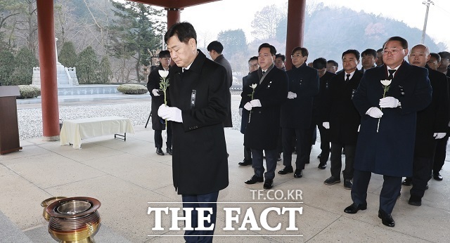 2일 김관영 전북도지사를 비롯한 도청 간부들이 을사년(乙巳年) 새해를 맞아 전주 군경묘지에서 헌화 및 분향을 하고 묘역을 살피고 있다. /전북도