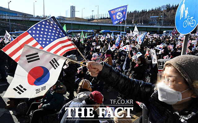 고위공직자범죄수사처(공수처)가 윤석열 대통령에 대한 체포영장을 집행할 것으로 알려진 2일 오후 서울 용산 한남동 대통령 관저 앞에 모인 윤 대통령 지지자들이 구호를 외치고 있다. /임영무 기자