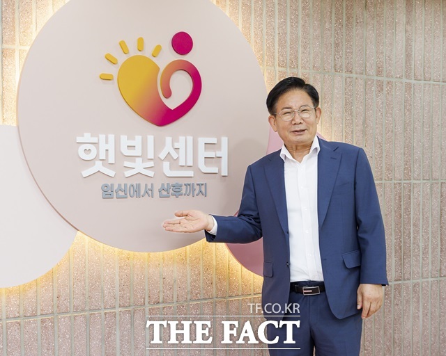 박강수 마포구청장이 햇빛센터에서 환하게 웃고 있다./마포구