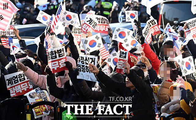 고위공직자범죄수사처(공수처)가 윤석열 대통령에 대한 체포영장을 집행할 것으로 알려진 2일 오후 서울 용산 한남동 대통령 관저 앞에 모인 윤 대통령 지지자들이 탄핵반대 구호를 외치고 있다. /임영무 기자