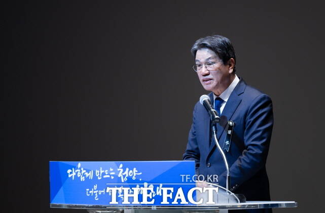 김돈곤 청양군수가 2일 청양군 문예회관 대강당에서 열린 2025년 시무식에서 인삿말을 하고 있다. /청양군