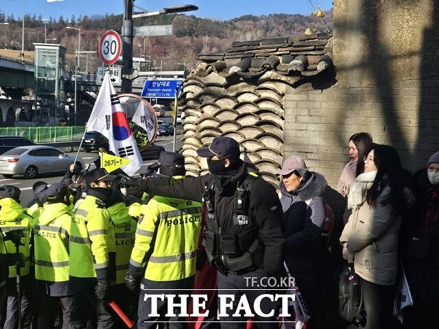 2일 오전 9시 서울 용산구 한남동 대통령 관저 인근 국제루터교회 앞에는 윤 대통령을 지지하는 시민들이 운집해 부정선거 아웃(OUT), 입법 독재라고 적힌 피켓을 들고 태극기와 성조기를 흔들고 있다. /이다빈 기자