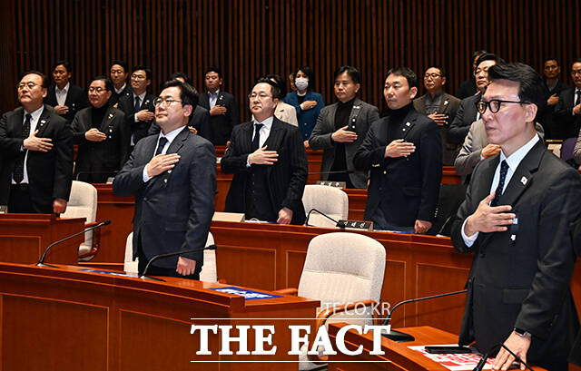 국기에 대한 경레하는 박찬대 원내대표.