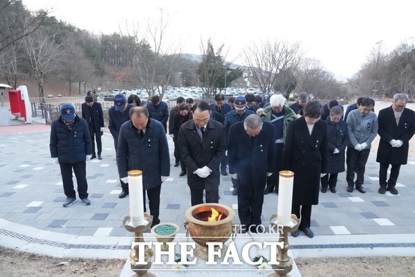 1일 박상돈 천안시장, 이순희 충남동부보훈지청장 등 보훈·안보단체장들이 천안인의 상에서 신년 참배를 하고 있다. /천안시