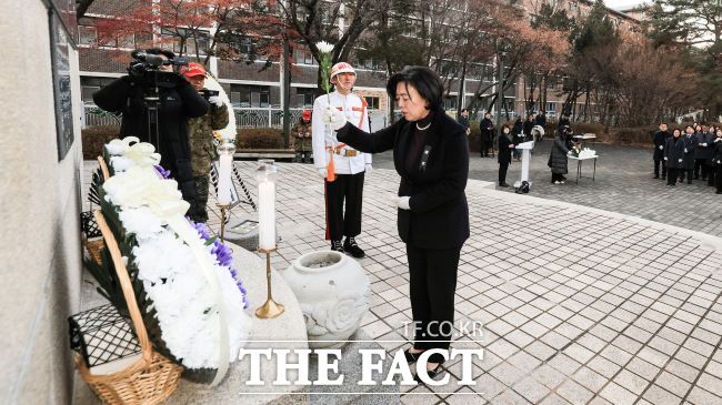 2일 현충탑 참배에서 신계용 시장이 헌화하고 있다./과천시