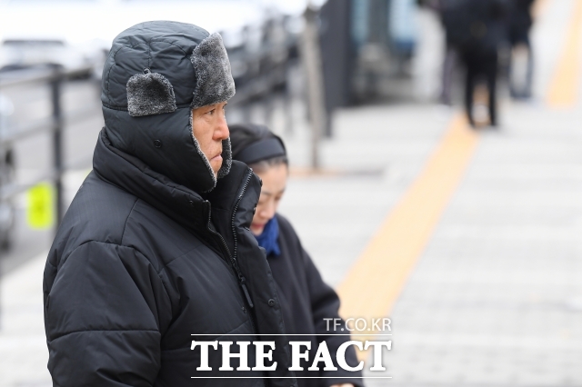 기록적 폭설이 내린 후 추위가 이어진 지난해 11월 30일 오전 서울 종로구 세종대로사거리에서 두터운 외투를 입은 시민들이 발걸음을 재촉하고 있다./장윤석 기자