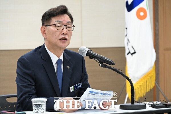 김제선 대전 중구청장이 2일 긴급기자회견을 갖고 긴급 추경안을 의회에 제출하겠다고 밝혔다./대전 중구