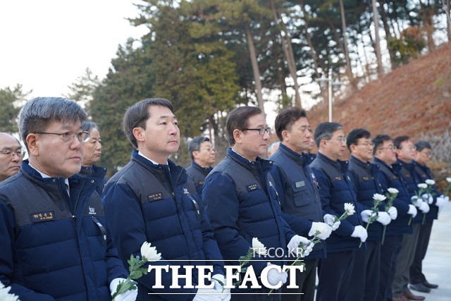 한국항공우주산업(KAI) 임직원들이 2일 새해를 맞아 경남 사천 호국공원 충혼탑을 방문해 순국선열의 뜻을 기리며 참배하고 있다. /KAI 제공