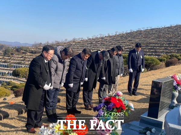 2일 천안교육지원청 관계자들이 천안공원묘원 내 ‘천안초 축구부 합숙소 화재사고 희생자 묘비’를 방문해 참배하고 있다. /천안교육지원청