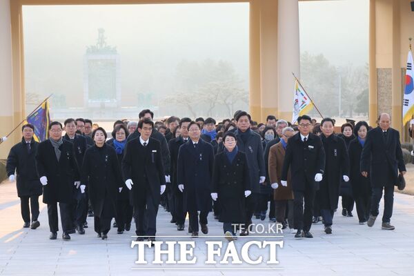 더불어민주당 대전시당은 2일 새해 첫 일정으로 국립대전현충원에서 순국선열과 호국영령의 숭고한 희생을 기리고 제주항공 참사 합동분향소를 찾아 희생자들을 추모하는 것으로 2025년을 시작했다. 사진은 국립대전현충원 참배 모습./민주당 대전시당