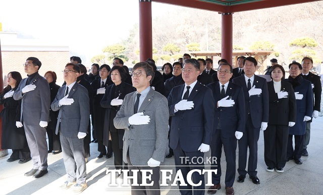 전주시의회는 전주 군경묘지를 찾아 헌화와 분향을 올리며 순국선열과 호국영령의 숭고한 넋을 기렸다. /전주시의회