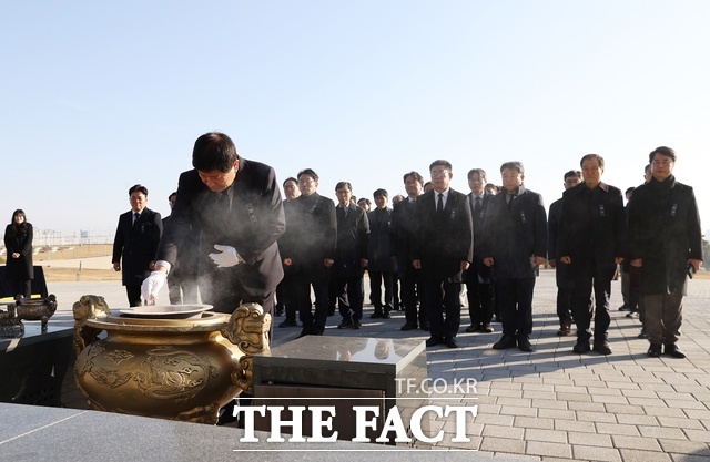 홍성현 충남도의회 의장과 의장단 등이 2일 홍성군 소재 충남보훈공원 충혼탑에서 참배하고 있다. /충남도의회