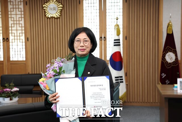 서천군의회 홍성희 의원이 2024 양성평등 정책대상에서 우수지방의원으로 선정됐다. / 서천군의회