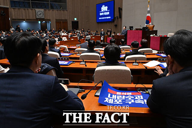 박찬대 더불어민주당 원내대표가 2일 오후 서울 여의도 국회에서 열린 긴급의원총회에 참석해 모두발언을 하고 있다. /국회=배정한 기자