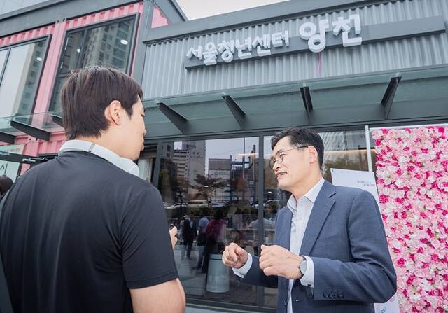 이기재 양천구청장이 서울청년센터 양천에서 청년과 대화하고 있다. /양천구