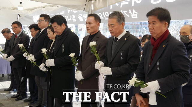 국민의힘 세종시당 당직자들이 2일 오후 세종시청 서광장에 마련된 ‘제주항공여객기 참사 희생자 합동분향소’를 찾아 조문하고 있다. /국민의힘 세종시당