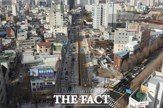 광주시는 오는 3일 국립아시아문화전당과 전남대병원오거리를 연결하는 광산길을 기존 일방 2차로에서 왕복 5차로로 확장해 개통한다. 사진은 준공된 광산길 모습. /광주시