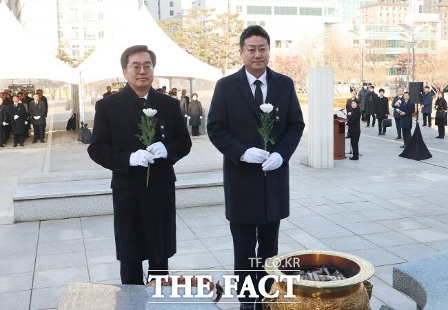 김진경(오른쪽) 경기도의회 의장이 2일 김동연 도지사와 수원 현충탑을 참배하고 있다./경기도의회