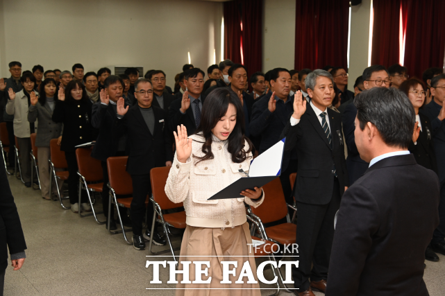 부여군이 2일 여성문화회관 대강당에서 공직자 200여 명이 참석한 가운데 청렴 실천에 대한 결의를 다지고 있다. /부여군