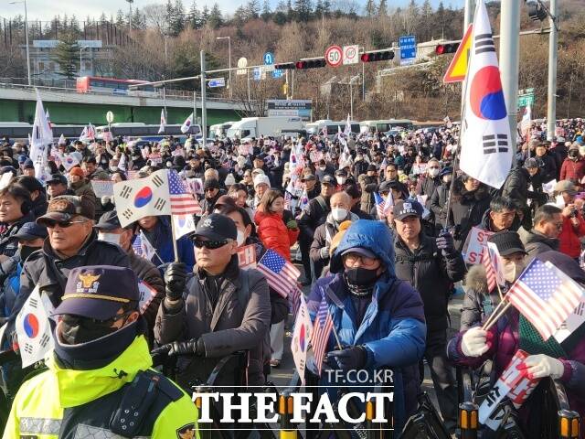 윤석열 대통령 지지자들이 3일 오후 서울 용산구 한남동 국제루터교회 앞에 모여 고위공직자범죄수사처와 경찰의 체포영장 집행을 반대하고 있다. /조성은 기자