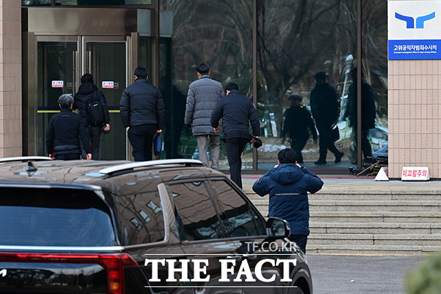 3일 오후 경기도 과천시 고위공직자범죄수사처 청사에서 윤석열 대통령 체포영장을 집행했던 공수처 관계자들이 복귀하고 있다. /과천=남윤호 기자