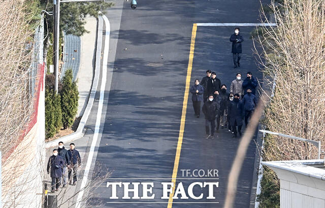 고위공직자범죄수사처(공수처)가 윤석열 대통령에 대한 체포영장 집행을 중지한 3일 오후 경찰 병력이 서울 용산 한남동 윤석열 대통령 공관에서 철수하고 있다. /임영무 기자