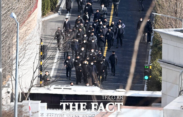 공수처가 윤석열 대통령에 대한 체포영장 집행을 중지한 3일 오후 경찰 병력이 서울 용산 한남동 윤석열 대통령 공관에서 철수하고 있다. /임영무 기자